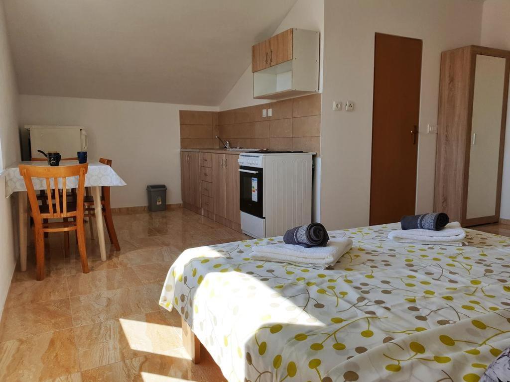 Apartments Loina Novalja Εξωτερικό φωτογραφία